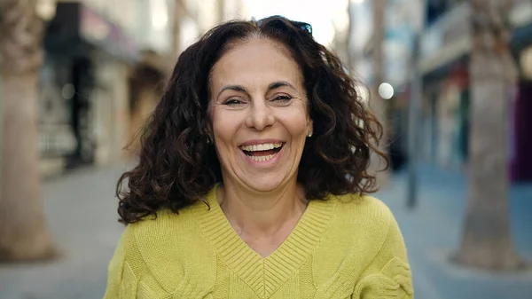 Middle Age Hispanic Woman Smiling Confident Street — Stockfoto