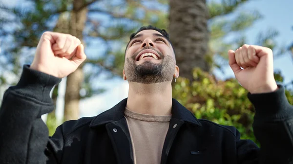 Genç Arap Adam Gülümsüyor Kazanan Yüz Ifadesiyle Parkta Duruyor — Stok fotoğraf