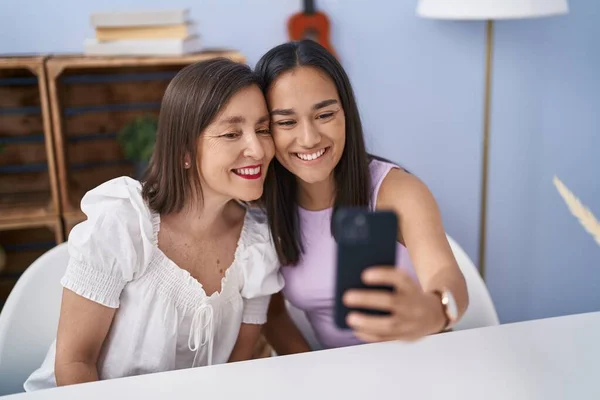 Dvě Ženy Matka Dcera Dělat Selfie Podle Smartphone Doma — Stock fotografie