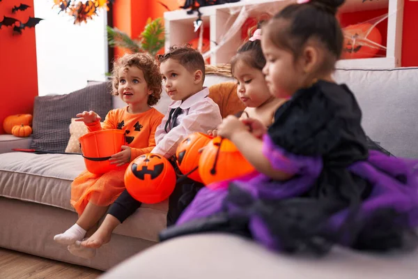 Gruppo Bambini Che Indossano Costume Halloween Tenendo Cesto Zucca Casa — Foto Stock