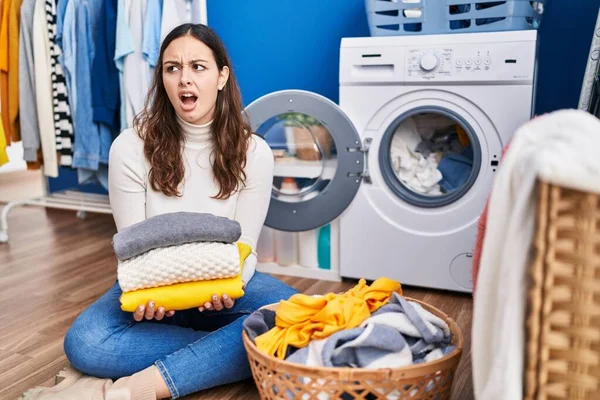 清潔な洗濯怒りを保持し 怒りと怒りを叫んで怒っている若いヒスパニックの女性は 怒りで叫んで 怒りと攻撃的な考え方 — ストック写真