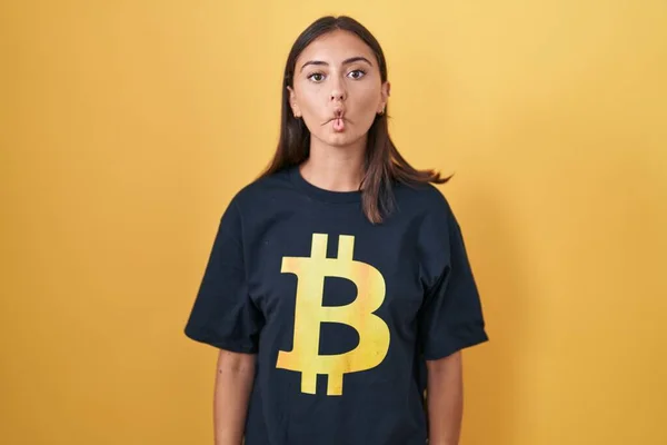 Jonge Spaanse Vrouw Draagt Bitcoin Shirt Het Maken Van Vis — Stockfoto
