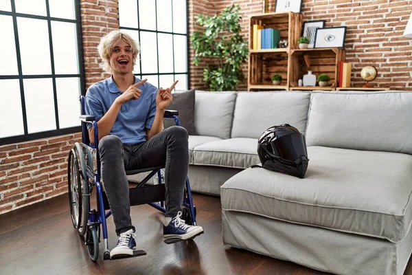 Mladý Muž Sedí Invalidním Vozíku Motocyklu Nehody Úsměvem Dívá Kameru — Stock fotografie