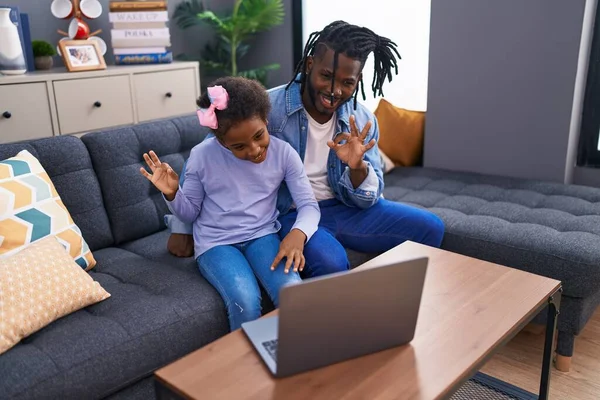 Afryki Ojciec Córka Robi Wideo Rozmowy Laptopie Domu Robi Znak — Zdjęcie stockowe