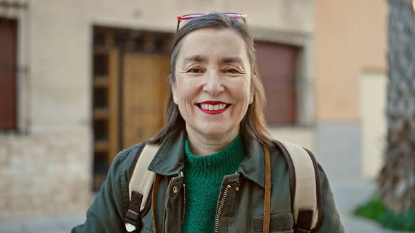 Reife Hispanische Frau Mit Grauen Haaren Touristin Mit Rucksack Lächelt — Stockfoto