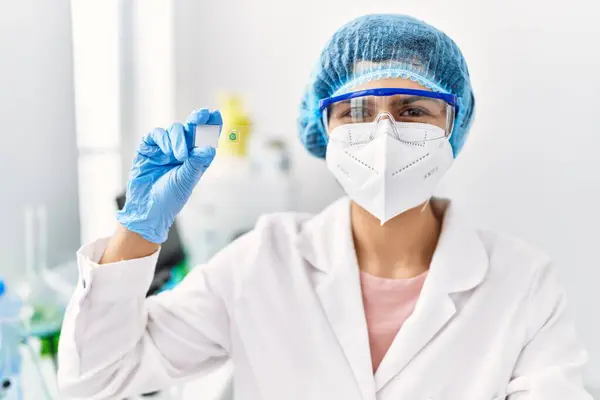 Jonge Latijnse Vrouw Draagt Wetenschapper Uniform Werken Laboratorium — Stockfoto
