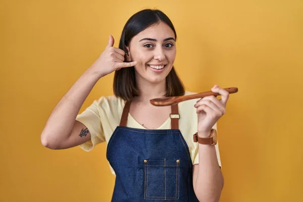 Hispanisches Mädchen Das Einen Gesunden Kochlöffel Isst Lächelt Und Macht — Stockfoto
