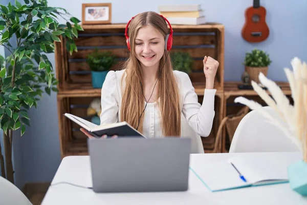 Jonge Blanke Vrouw Studeren Met Behulp Van Computer Laptop Schreeuwen — Stockfoto
