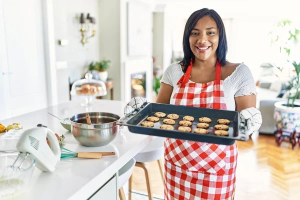 Hispanic Brunette Woman Holding Tray Homemade Cookies Kitchen — Foto de Stock
