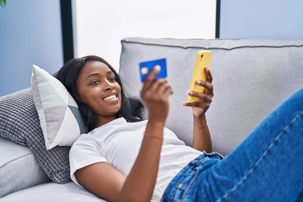 Молода Афроамериканська Жінка Користуючись Смартфоном Кредитною Карткою Сидить Вдома Дивані — стокове фото
