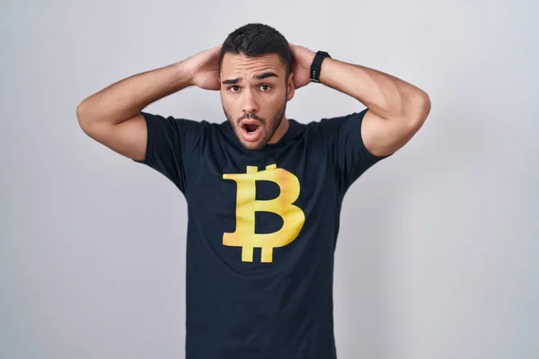 Joven Hombre Hispano Vistiendo Camiseta Bitcoin Loco Asustado Con Las —  Fotos de Stock