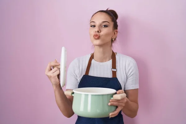 Menina Hispânica Jovem Vestindo Avental Segurando Panela Cozinha Olhando Para — Fotografia de Stock
