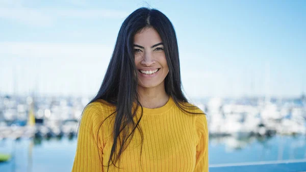 Νεαρή Όμορφη Ισπανόφωνη Γυναίκα Χαμογελά Αυτοπεποίθηση Στέκεται Στην Παραλία — Φωτογραφία Αρχείου