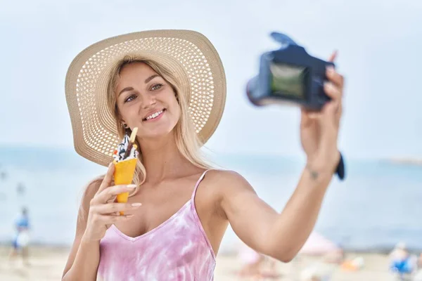 若いですブロンド女性観光客作る自画撮りによってカメラ食べるアイスクリームに海辺 — ストック写真