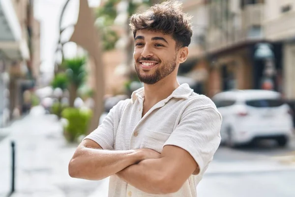 Νεαρός Άραβας Χαμογελά Σίγουρος Στέκεται Χέρια Σταυρωμένα Χειρονομία Στο Δρόμο — Φωτογραφία Αρχείου
