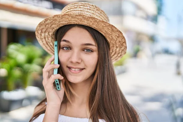 Adorável Menina Turista Sorrindo Confiante Falando Smartphone Rua — Fotografia de Stock