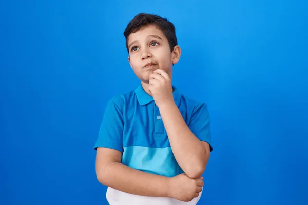 Pequeño Niño Hispano Pie Sobre Fondo Azul Sonriendo Mirando Confiado — Foto de Stock