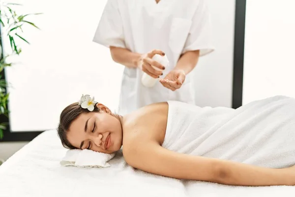 Young Latin Woman Relaxed Having Back Massage Moisturizer Beauty Center — Stock fotografie