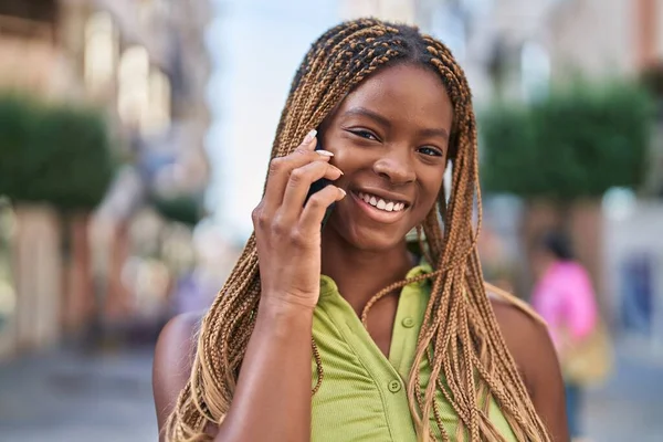 Αφροαμερικανή Γυναίκα Χαμογελά Αυτοπεποίθηση Μιλώντας Στο Smartphone Στο Δρόμο — Φωτογραφία Αρχείου