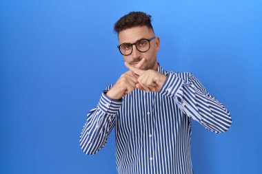 Sakallı, gözlüklü, reddedilmiş İspanyol bir adam. 