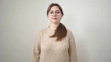 İzole edilmiş beyaz arka planda gevşek bir yüzü olan genç sarışın kadın.