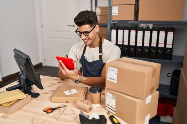 Genç bir İspanyol iş adamı ofisteki touchpad 'i kullanıyor.