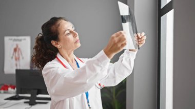 Orta yaşlı İspanyol kadın doktor klinikte röntgen istiyor.