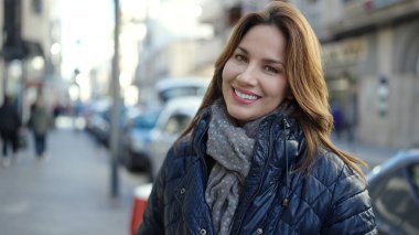 Sokakta kendine güvenen güzel İspanyol bir kadın.