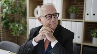 kıdemli iş adamı ofiste yoruldu.