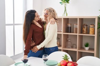 İki kadın. Anne ve kız. Birbirlerine sarılıyorlar.