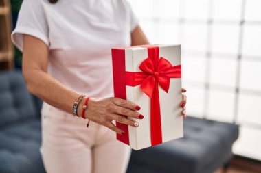 Orta yaşlı İspanyol kadın evde bekliyor.