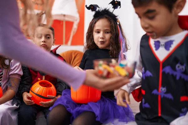 Grupa Dzieci Kostiumie Halloween Otrzymujących Cukierki Domu — Zdjęcie stockowe