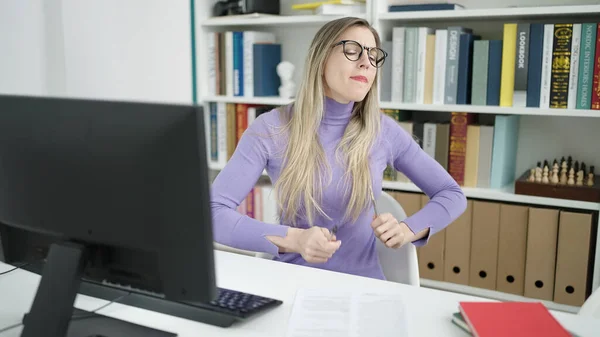Junge Blonde Studentin Trommelt Mit Computer Der Bibliothek — Stockfoto