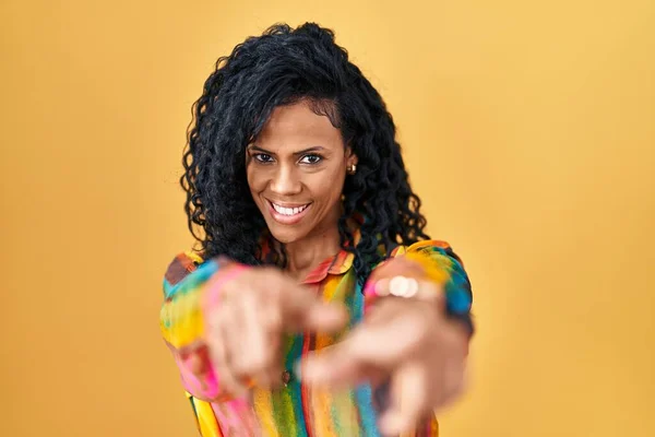 Middle Age Hispanic Woman Standing Yellow Background Pointing You Camera — Stockfoto
