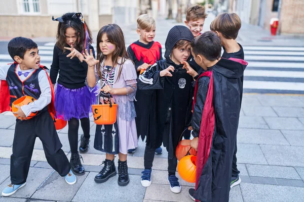 Grupo Niños Con Disfraz Halloween Haciendo Gesto Miedo Calle —  Fotos de Stock