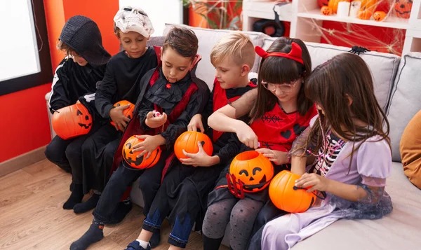 Skupina Dětí Halloween Kostýmu Jíst Bonbóny Doma — Stock fotografie