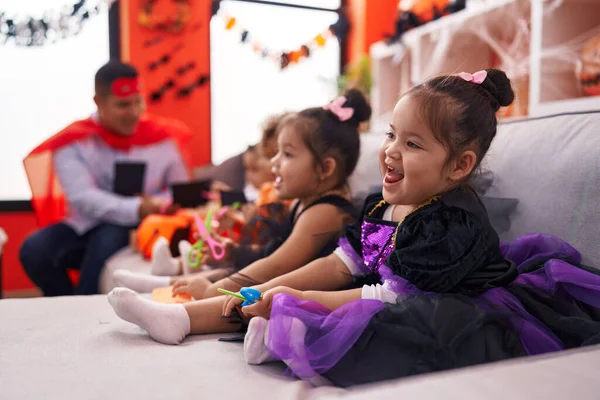 Spansktalande Man Och Grupp Barn Som Har Halloweenfest Med Sax — Stockfoto