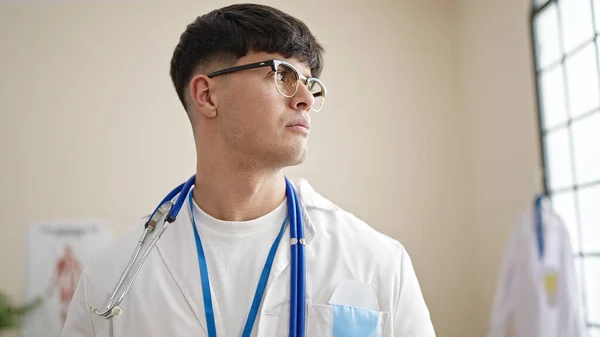 Klinikte Ciddi Bir Ifadeyle Duran Genç Spanyol Doktor — Stok fotoğraf