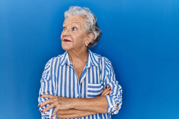 Donna Anziana Con Capelli Grigi Piedi Sfondo Blu Sorridente Guardando — Foto Stock