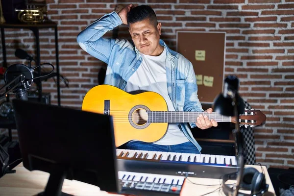 Joven Hispano Tocando Guitarra Clásica Estudio Música Confundir Preguntarse Acerca —  Fotos de Stock