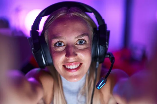 Jong Blond Vrouw Streamer Glimlachen Zelfverzekerd Maken Selfie Door Camera — Stockfoto