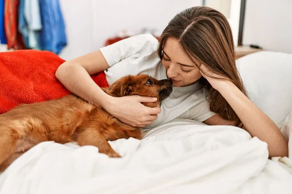 Joven Mujer Hispana Abrazando Perro Acostado Cama Dormitorio —  Fotos de Stock