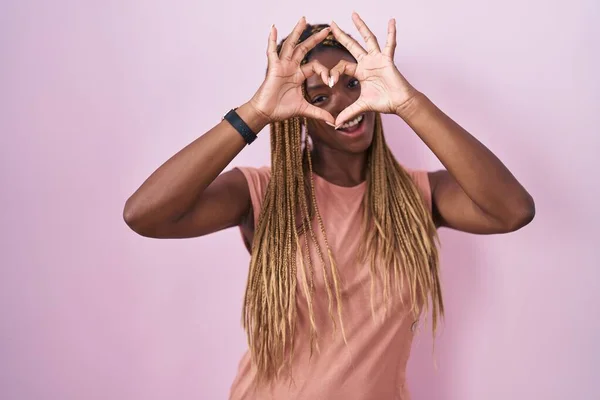 Африканская Американка Плетеными Волосами Стоящая Розовом Фоне Делая Форму Сердца — стоковое фото