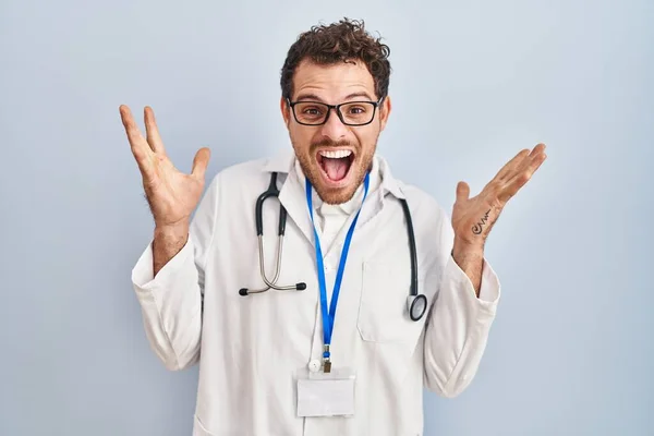 Young Hispanic Man Wearing Doctor Uniform Stethoscope Celebrating Crazy Amazed — Stock Photo, Image