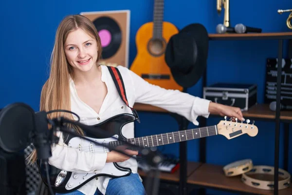 Jonge Blanke Vrouw Artiest Glimlachen Zelfverzekerd Spelen Elektrische Gitaar Muziekstudio — Stockfoto