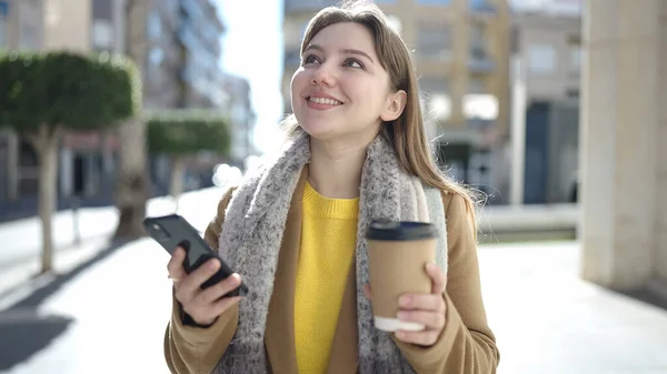 Genç Sarışın Kadın Akıllı Telefon Kullanıyor Sokakta Kahve Içiyor — Stok fotoğraf