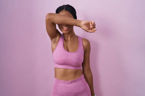 Mulher Afro Americana Com Tranças Vestindo Sportswear Sobre Fundo Rosa — Fotografia de Stock
