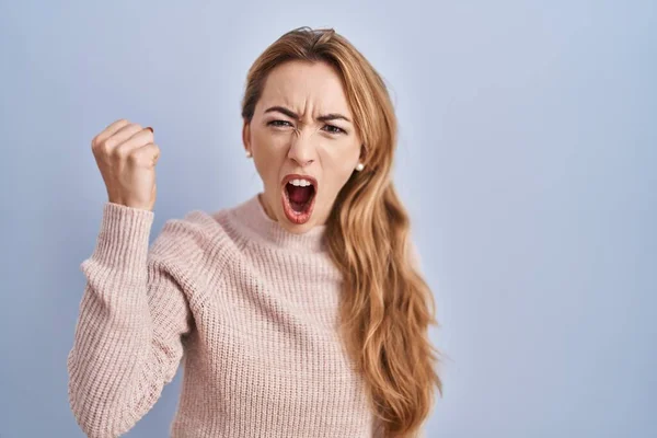 Hispanic Woman Standing Blue Background Angry Mad Raising Fist Frustrated — Stock Photo, Image