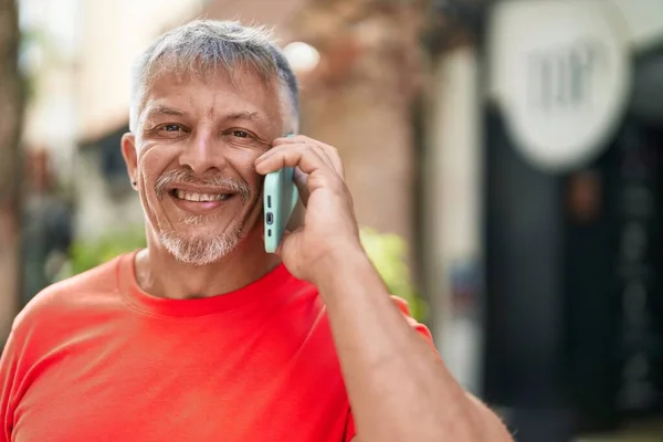 Homem Cabelos Grisalhos Meia Idade Sorrindo Confiante Falando Smartphone Rua — Fotografia de Stock