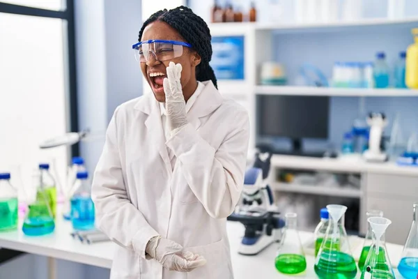 アフリカ系アメリカ人の女性は科学研究所で働いています腕を開いて混乱しています — ストック写真